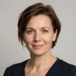 Портрет Марии Соколовой, эксперта по криптовалютам в компании Крипто Пп с уверенным взглядом