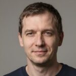 Улыбающийся клиент Дмитрий К. в портретном фото для раздела отзывов компании Крипто Пп